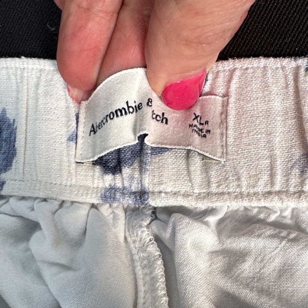Abercrombie & Fitch Cream Shorts with Blue Floral Print - Picture 2 of 9